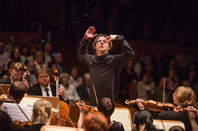 В телеграме обсуждают вакансию личного ассистента Теодора Курентзиса. Среди обязанностей — упаковка чемодана и обеспечение здорового образа жизни