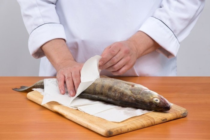 Простой способ почистить рыбу без ножа