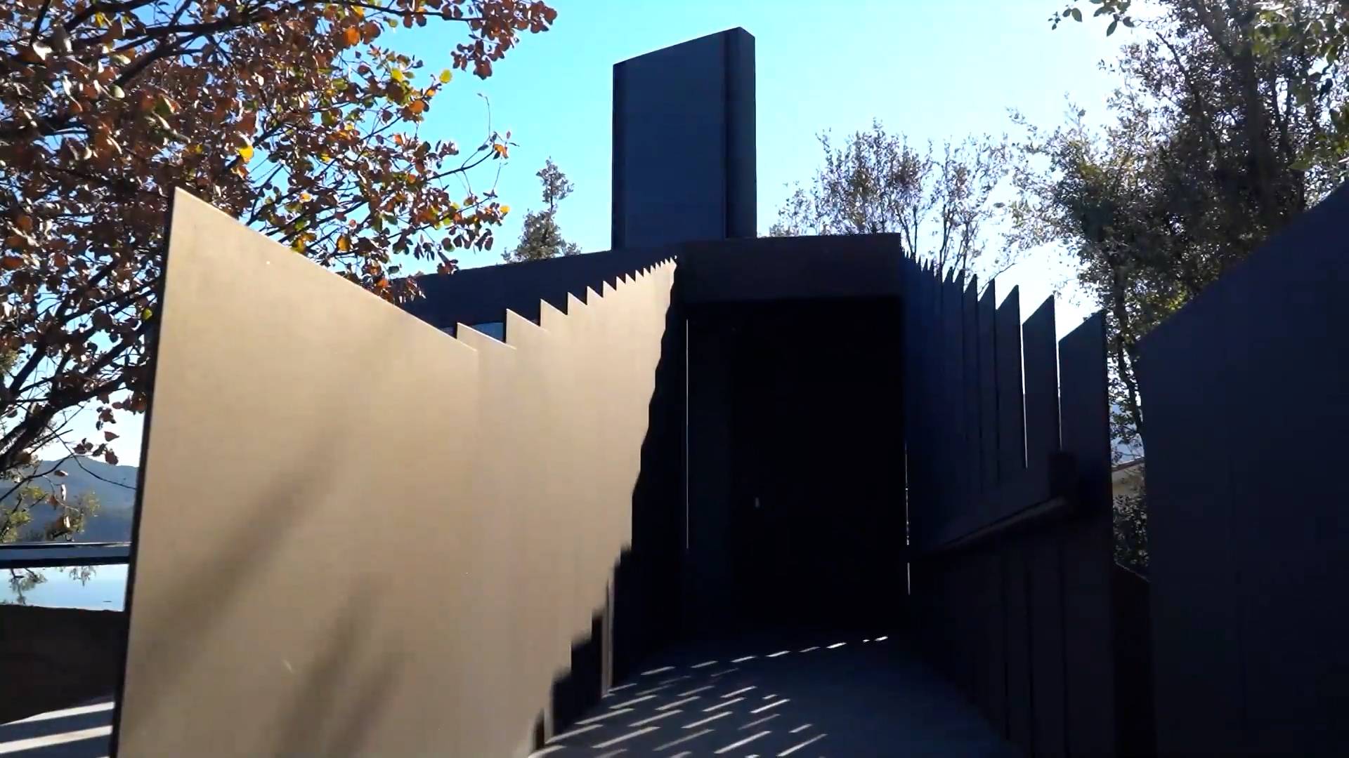 Архитектор из Испании придумал прячущийся от плохой погоды дом