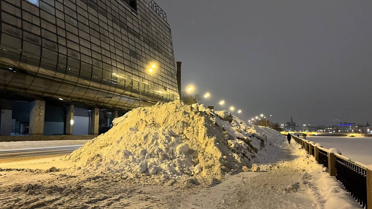 Петроградская зимой. Горы снега в Питере 2022. Уборка снега на Петроградской набережной. Сугроб Беглова на Петроградке. Уровень снега в районе Петербурга.