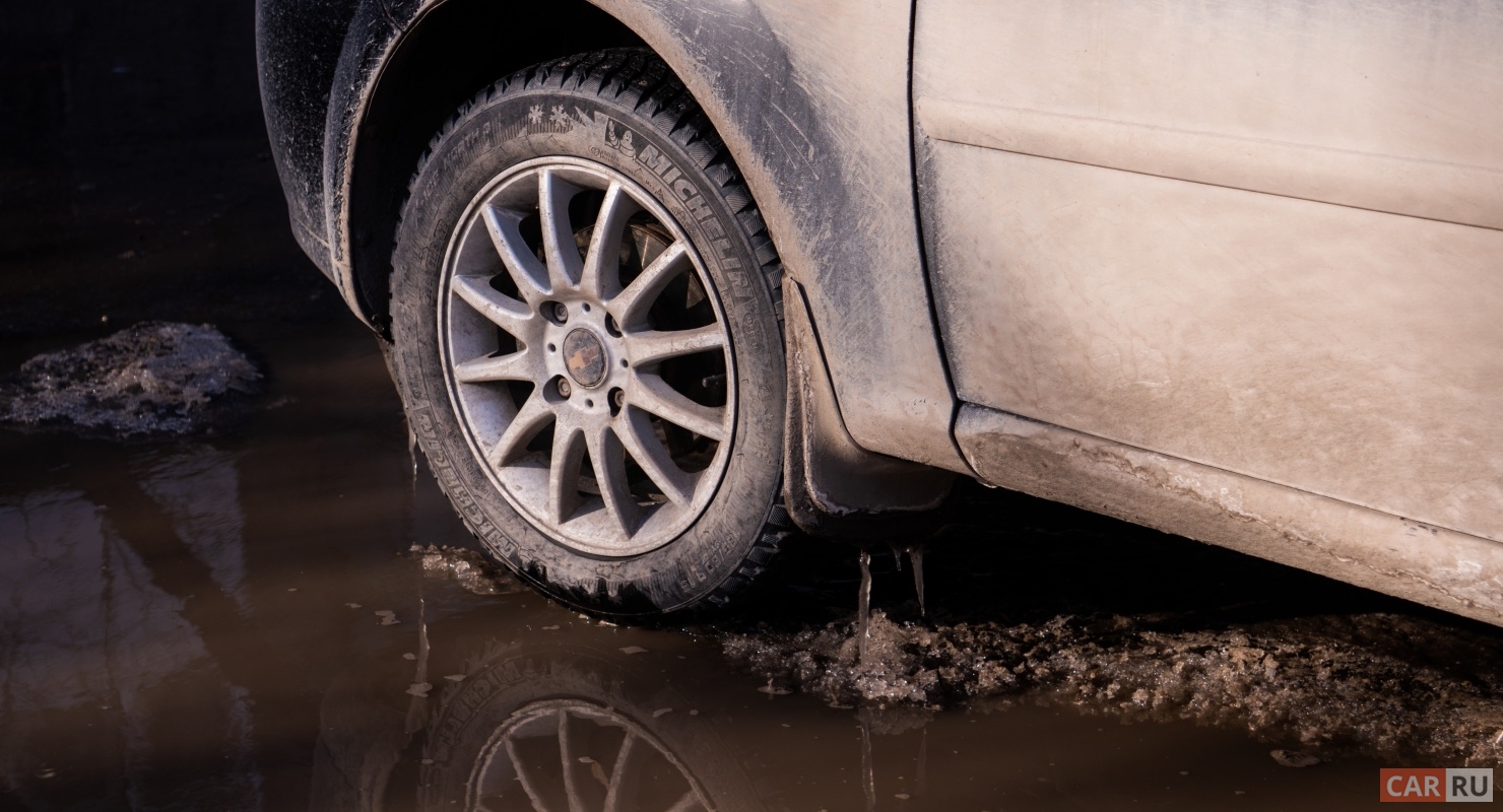 Окатил пешехода из лужи грязью: какое наказание грозит водителю ПДД