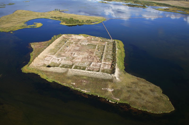 Пор-Бажин: крепость посреди озера