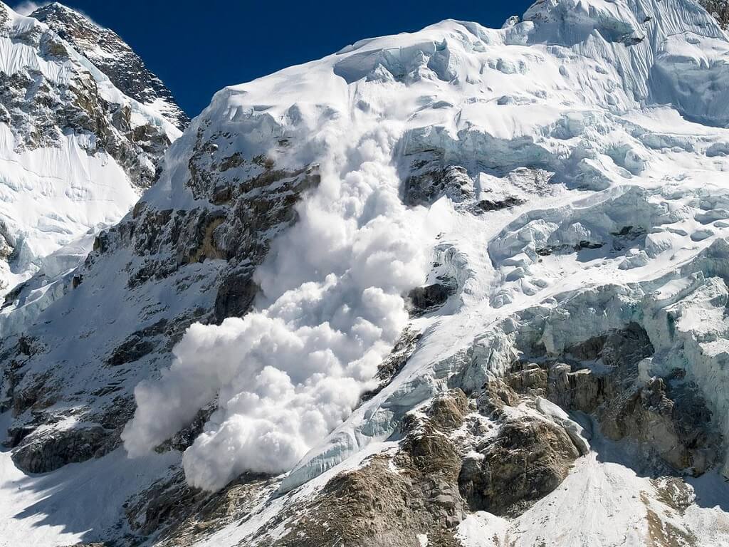 Сход лавины в Гималаях