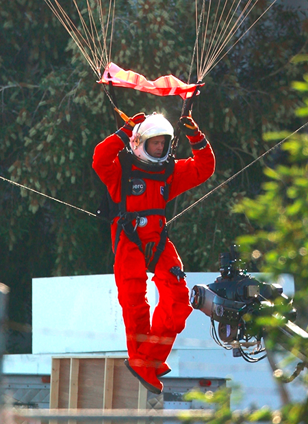 Брэд Питт в костюме астронавта выполняет трюки без дублера на съемках фильма "К звездам"