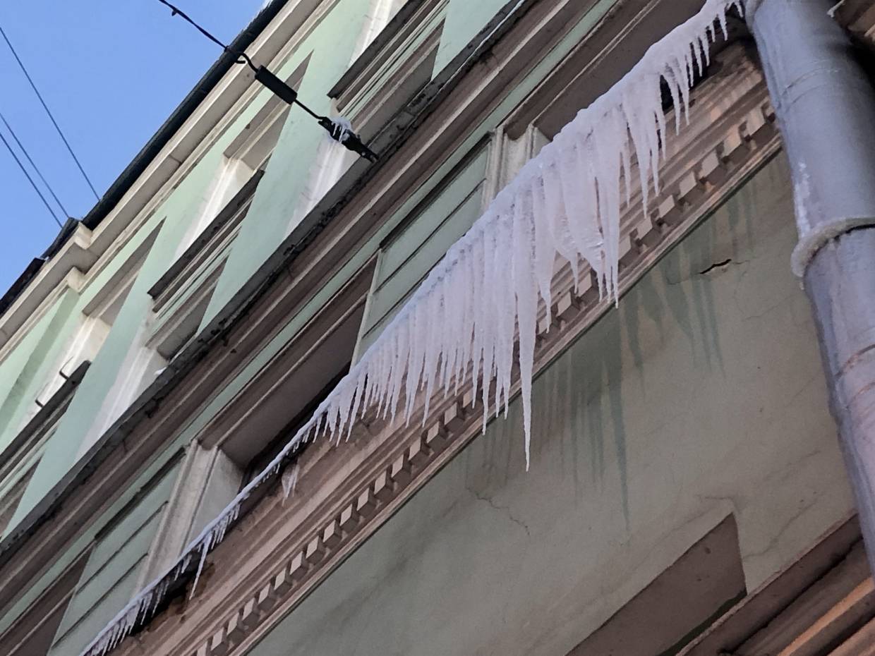 На город вечер упадет ледяной тенью. Сосульки в Петербурге. Сосульки на крышах Петербурга. Наледь на крыше. Падение наледи с крыши.