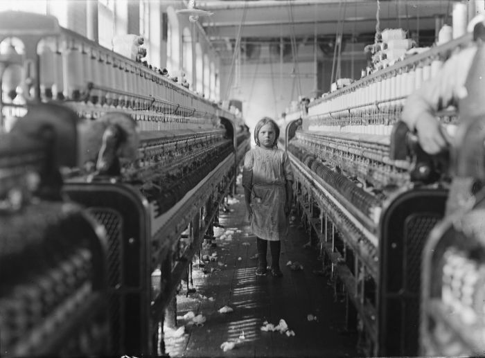 Рабочий-ребёнок на фабрике. \ Фото: google.com.ua.