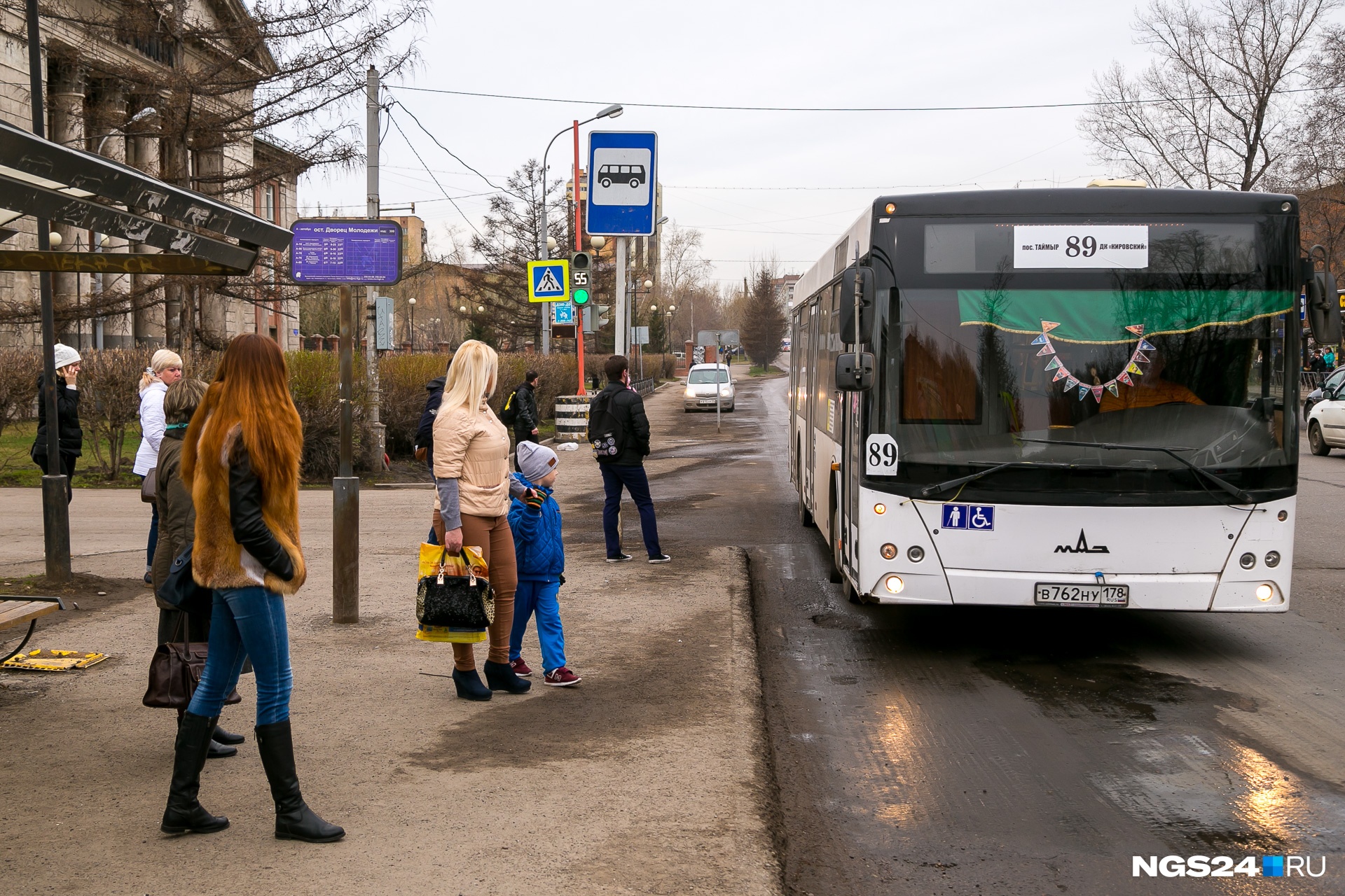 Автобус на остановке фото