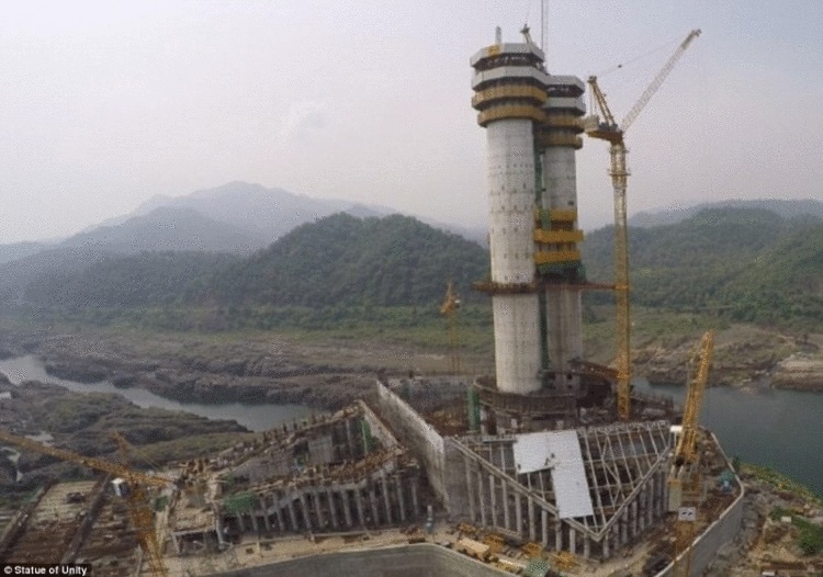 В Индии возвели самую высокую статую в мире, и чтобы оценить масштаб, нужно взглянуть на её ноги 