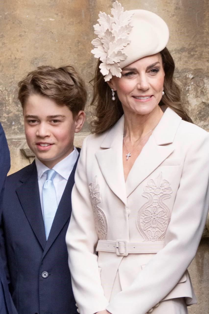 Кейт Миддлтон впервые за три года появилась с детьми не пасхальной службе: Шарлотта стала похожа на Елизавету, а Луи вырос и возмужал Кейт Миддлтон впервые за три года появилась с детьми не пасхальной службе: Шарлотта стала похожа на Елизавету, а Луи вырос и возмужал принцесса, королевской, принц, Кэтрин, радостно, несмотря, Шарлотта, службе, принцессы, королеве, семью, время, также, короля, флаги, Виндзорского, мероприятиях, Пасхи»Когда, Елизаветы, присутствующим