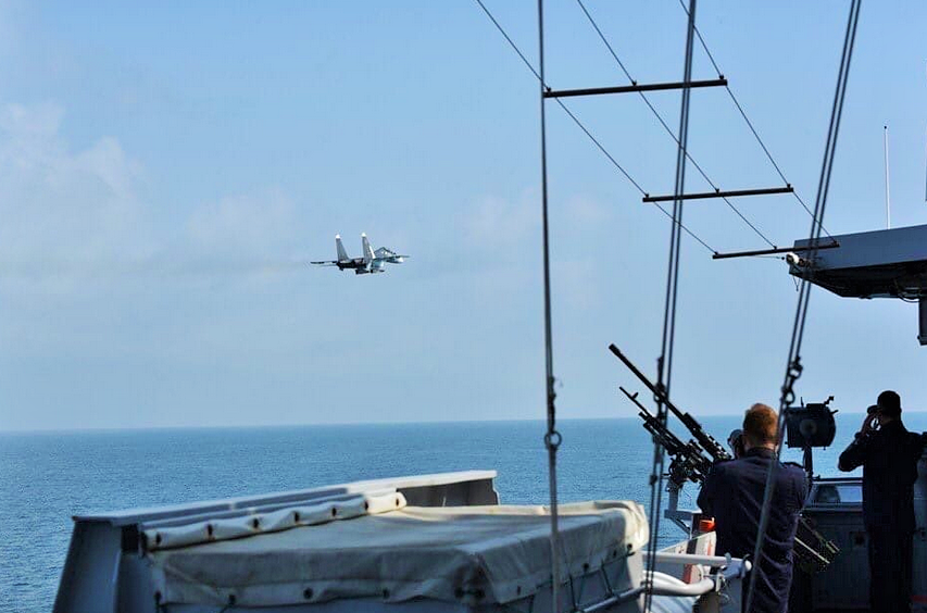 "Дружеская" встреча голландского фрегата при подходе к Керченскому проливу. Фото из твиттера одного из моряков "Эвертсена".