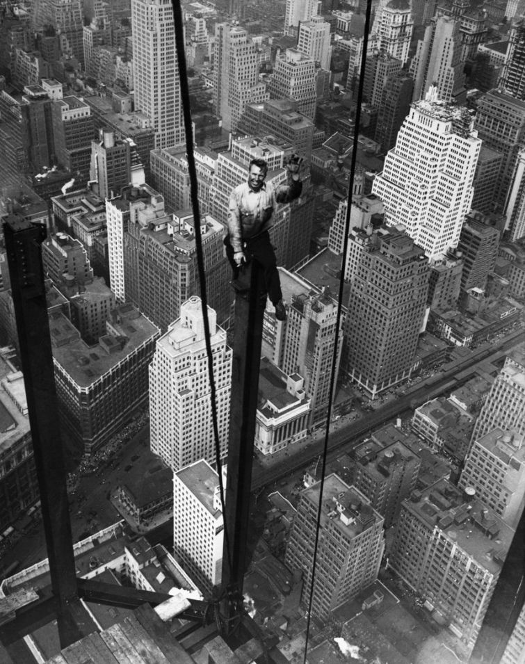 Рабочий Карл Рассел приветствует друзей с балки на высоте 88 этажа во время строительства 102-этажного небоскреба Empire State Building, 13 сентября 1930 года. история, факты, фото