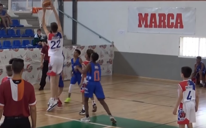 12-летний двухметровый баскетболист обыграл соперников одной левой