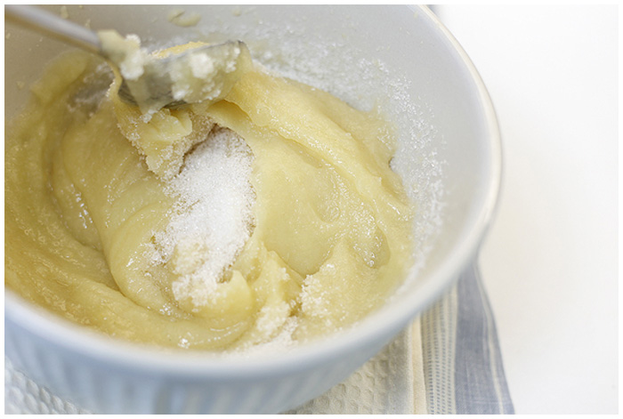 Взбитая масса маршмеллоу. Взбитые белки с сахаром для кулича. Взбитый белок желатин. Взбитый белок желатин. Взбитые белки с желатином.