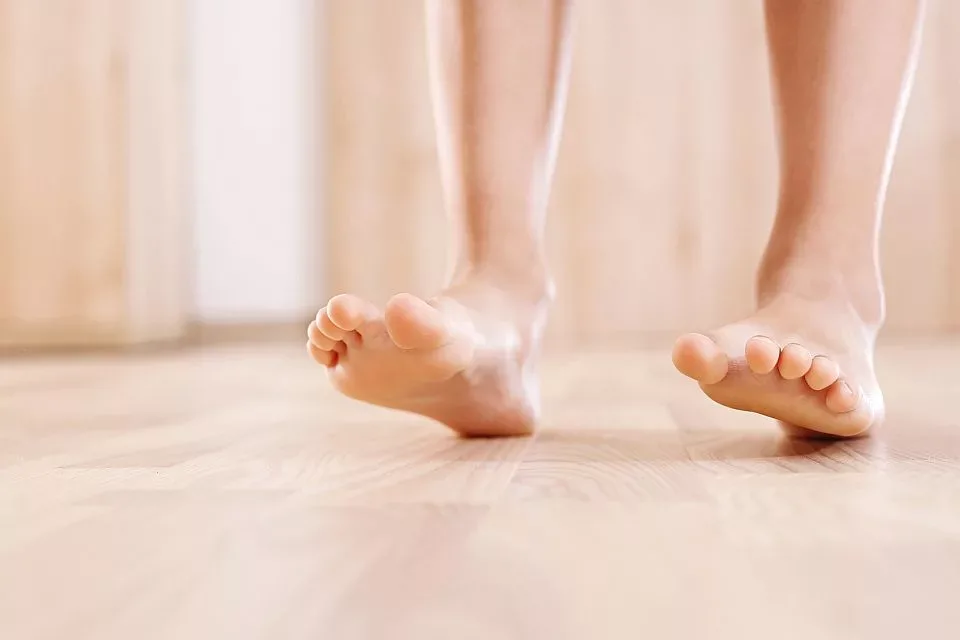 Лимфодренажная ходьба на пятках: как она может помочь лицу, снизить напряжение в ногах и спине, и просто считается практикой молодости