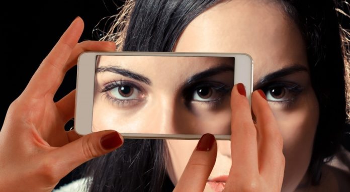 Смартфоны вредны для глаз: правда или миф?