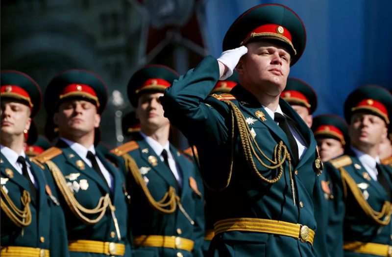 Российское руководство должно сделать всё возможное, чтобы офицеры армии РФ получали большее жалование, чем...
