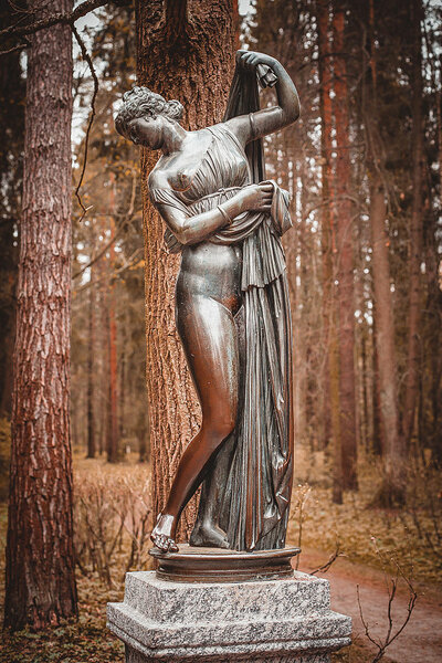 Копия в Павловском парке. Если исходная статуя действительно была бронзовой, то она выглядела как-то так. На мой взгляд, мрамор удачней -- он позволяет передавать дышащую, нежную женскую кожу. 