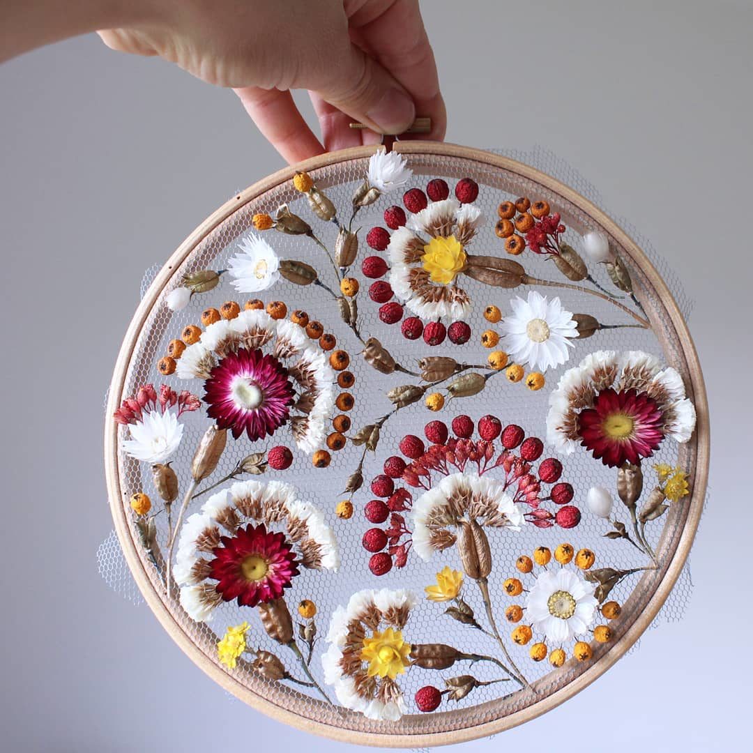 Невероятной красоты весенние цветочные вышивки! 😍 Оцените работы от 1 до 10 👇 
