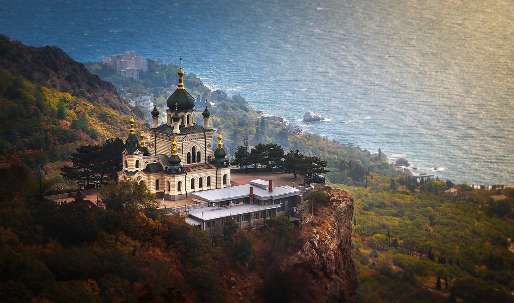 Ялта воскресенье. Воскресенская Церковь (Форос) церкви Крыма. Церковь Воскресения Христова (Форосский храм) , Крым. Храм в Форосе на скале. Храм на горе в Крыму Форос.