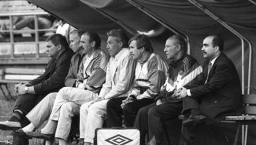 1993 год. Москва. &quot;Асмарал&quot; - &quot;Локомотив&quot; - 0:0. Президент клуба Хуссам АЛЬ-ХАЛИДИ (справа) на скамейке запасных.