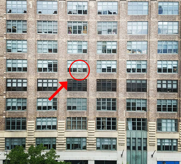 Битва стикеров между двумя офисными зданиями