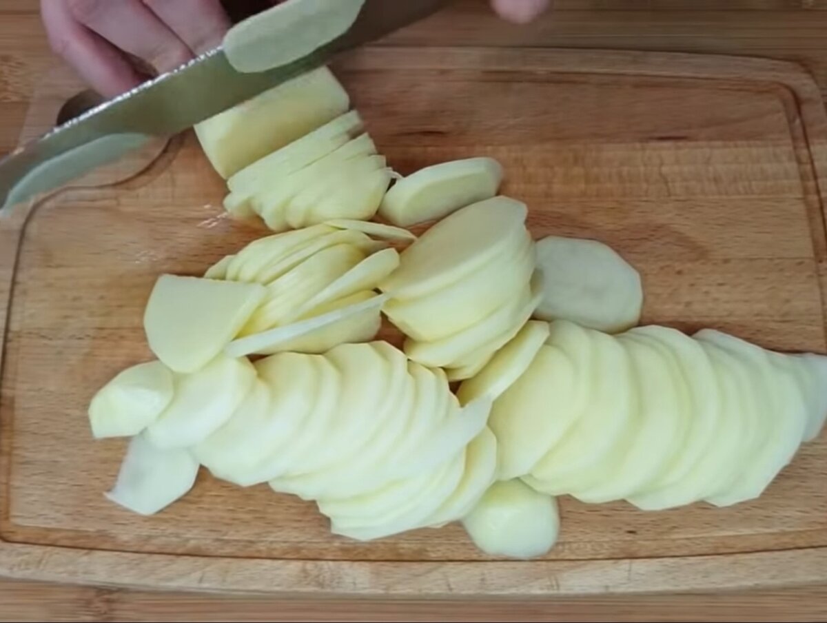 Любимый пирог моей бабушки: просто, быстро, вкусно и сытно. Главный секрет таится в тесте фарша, пирог, слоем, части, нарежьте, получается, выложите, добавьте, перемешайте, яичным, отставьте, достаньте, белок, яичный, тесто, картофель, снова, отправьте, Пирог, картофеля