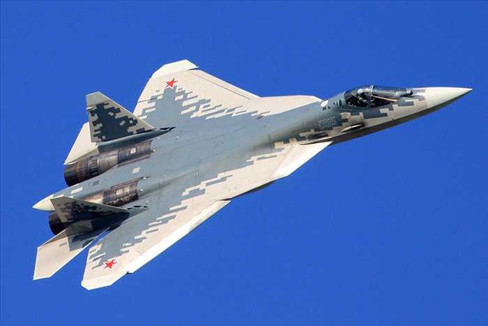 Ростех расширяет производственные мощности для увеличения выпуска самолетов Су-57. В ближайшие несколько лет Минобороны должно быть поставлено 76 истребителей пятого поколения