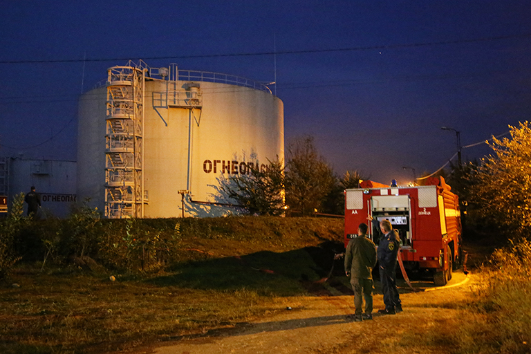 Украина начинает бить по нефтебазам Украина начинает бить по нефтебазам украина