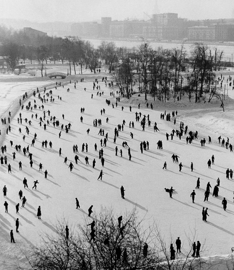 Зима сквозь призму легенд советской фотографии 1950е, Москве, лыжах, Снежные, Ленинских, Воробьевых, горках, Морозное, 1950е6, Каток, Парке, Горького, Тренировка, Воскресенье, Снежный, катание, санях, год10, колхозе, 1960е