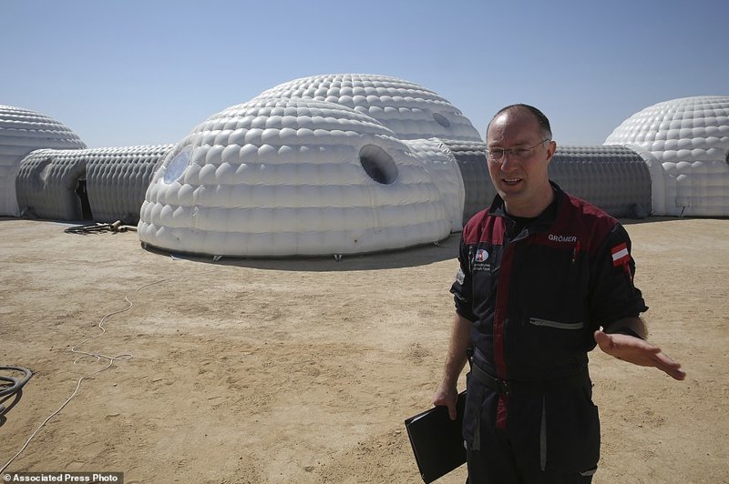 На фото - Гернот Громер, руководитель эксперимента AMADEE-18 в пустыне Дофар ynews, космос, марс, наука, новости, ученые, фото, эксперимент