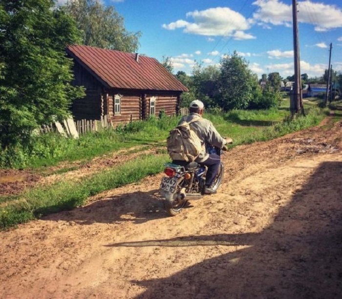 Зачастую по деревенским дорогам можно более-менее нормально передвигаться только в сухую погоду.