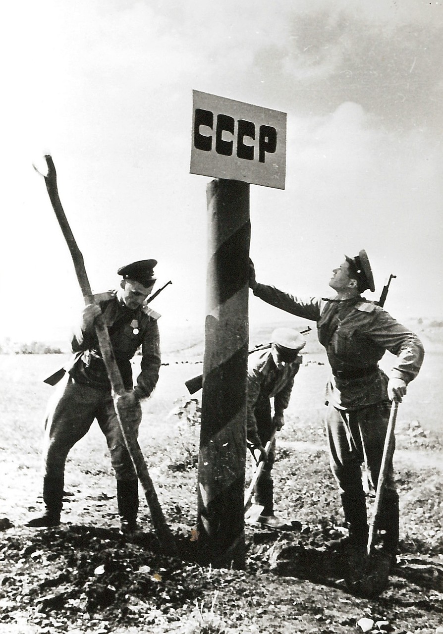 1944. Советские солдаты устанавливают знак на государственной границе СССР в марте 1944 года