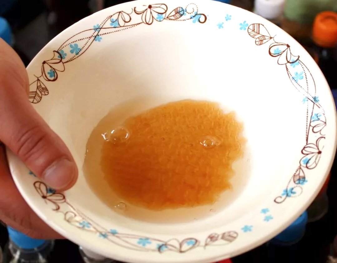 Тест меда в домашних условиях. Настоящий натуральный мед. Натуральный мед в воде. Проверить мед на натуральность. Мед на тарелке с водой соты.