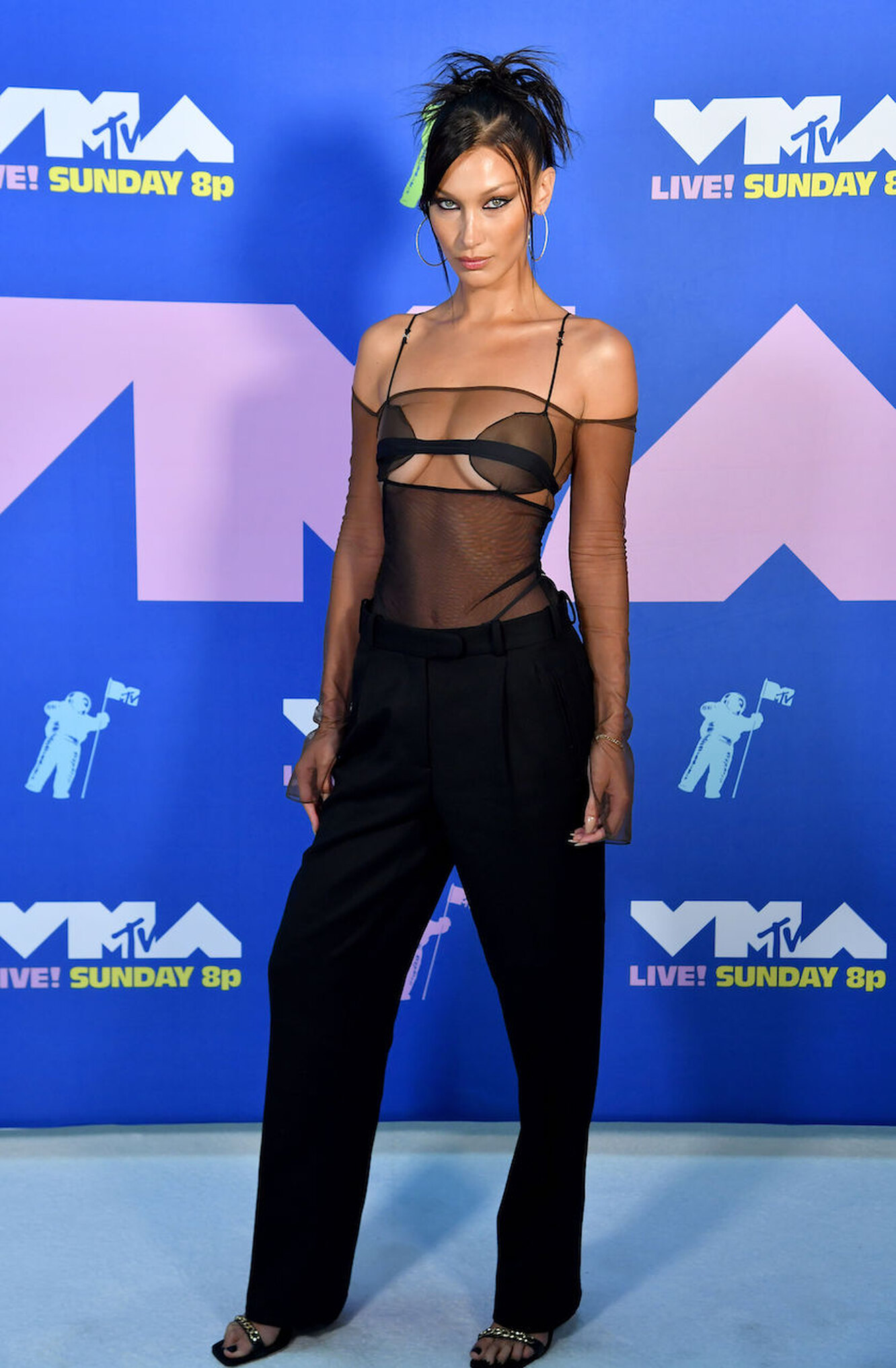 Белла Хадид в Nensi Dojaka на MTV VMA — 2020