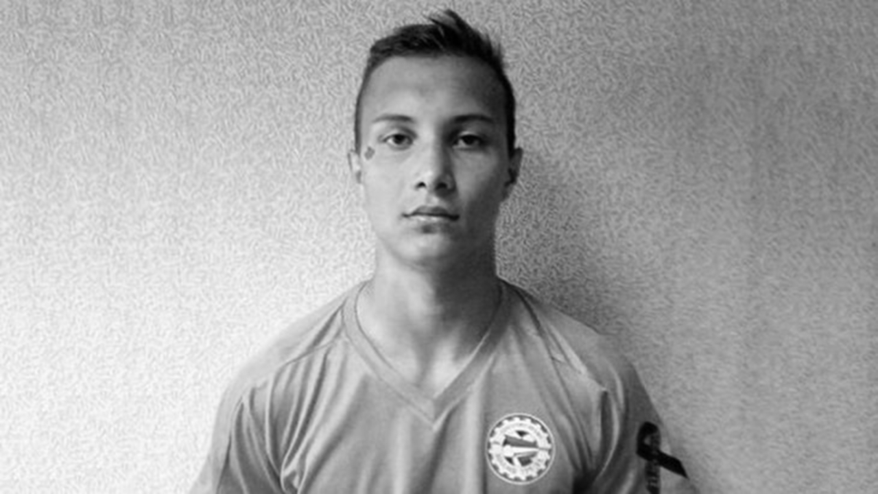 В Подмосковье 18-летний футболист умер прямо на поле во время игры