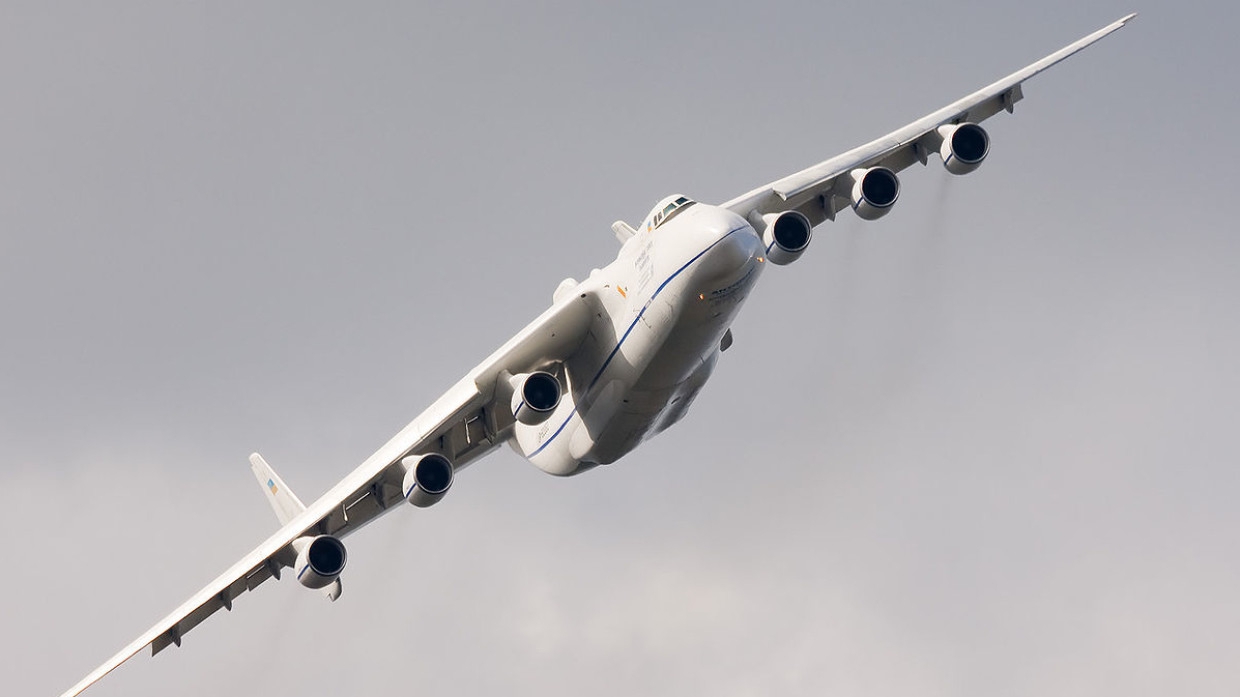 Самолет АН-225 во время посадки на одной из британских авиабаз снес ограждение