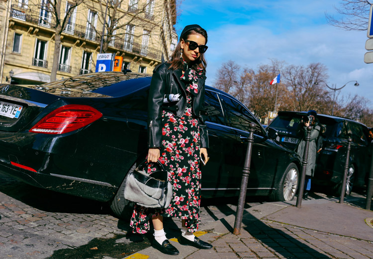 Natasha Goldenberg в черном платье с цветочным принтом, куртка косуха и черные мокасины
