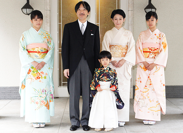 Внучка императора Японии принцесса Мако официально объявила о помолвке с простолюдином