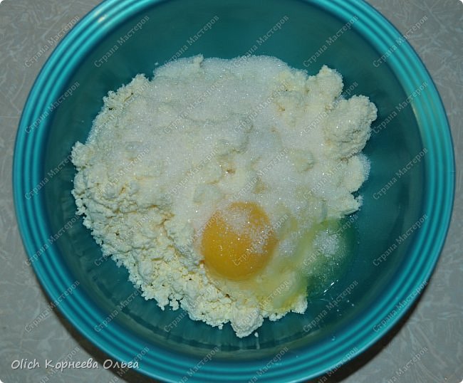 Здравствуйте. Уже не первый месяц, как пеку пироги, собираюсь рассказать о рецепте этого теста, но вспоминаю, когда уже пироги готовы. Рецептов очень много и в каждом есть своя изюминка. Этот рецепт мне попался на просторах интернета, когда я искала рецепт быстрого дрожжевого теста для пирогов. Меня подкупило слово быстрое, так как всегда хочется сэкономить время и при этом приготовить что-нибудь вкусненькое. Еще в рецепте говорилось, что пироги, приготовленные из этого теста, не черствеют очень долго, аж неделю. Верность этого утверждения нам не удавалось проверить до сих пор, потому как пироги мы съедаем быстро, редко когда остаются на второй день. Но вот что точно могу утверждать, что даже если вы уберете пироги в холодильник (а я всегда убираю пирожки храниться в холодильник, если в начинке яйца или грибы, все таки это скоропортящаяся начинка), они все равно будут мягкими и вкусными. Бывает пироги пару часов полежат и уже не такие вкусные, не такие мягкие и воздушные. А эти неееет, очень вкусные и нежные. <br />
Расскажу еще о плюсах этого теста:<br />
1. Не нужно ждать, когда тесто подойдет, можно печь сразу. Поэтому, если начинка требует предварительного приготовления, например, протушить что-то надо или отварить, то все следует приготовить заранее, иначе на это просто не останется времени.<br />
2. После того как тесто готово, мука больше не понадобится. Оно довольно таки жирное, не липнет к рукам и столу, поэтому лишняя мука для лепки не нужна. А потом и стол не нужно оттирать от этой муки.<br />
В общем кому стало интересно, читаем дальше. фото 6