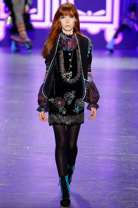 Модель в расшитом платье от Anna Sui