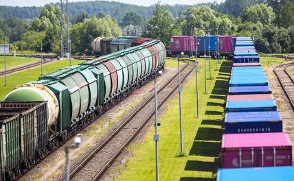 На фото: грузовые составы, ожидающие пропуска из Калининградской области, на железнодорожной станции Кибартай на границе Литвы и России.
