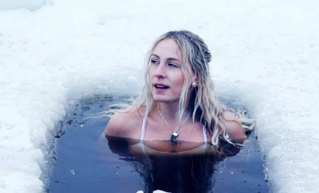 Женщина из Скандинавии показала свою зарядку: начинает день с ледяной проруби. Видео