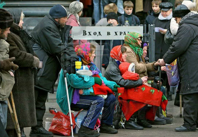 Народ около церкви