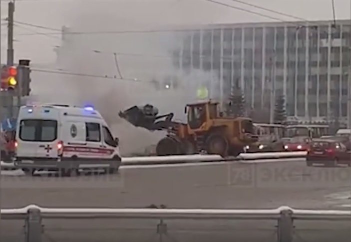 В Петербурге рабочий на экскаваторе потушил горящий автомобиль горящий автомобиль, петербург, экскаватор