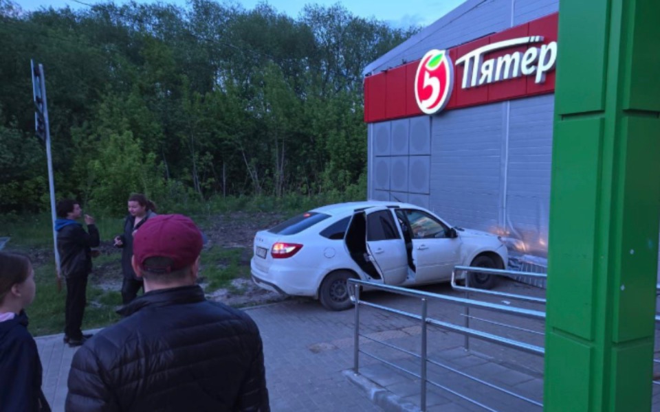 В Рязани водитель сбил людей и влетел в стену супермаркета