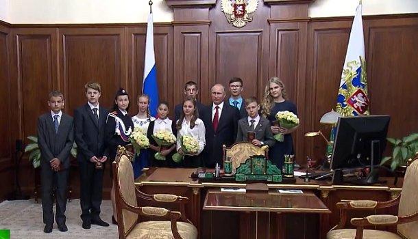 Владимир Путин провёл для школьников краткую экскурсию по Кремлю и показал им свой рабочий кабинет | Продолжение проекта «Русская Весна»