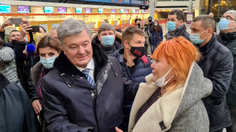 Несколько тысяч националистов устроили шабаш в аэропорту в ожидании Порошенко