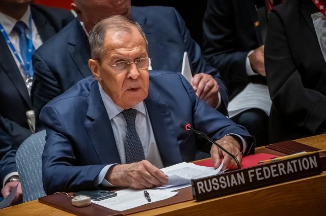 Роль министра иностранных дел РФ Сергея Лаврова по отношению к главе РФПИ Кириллу Дмитриеву,...