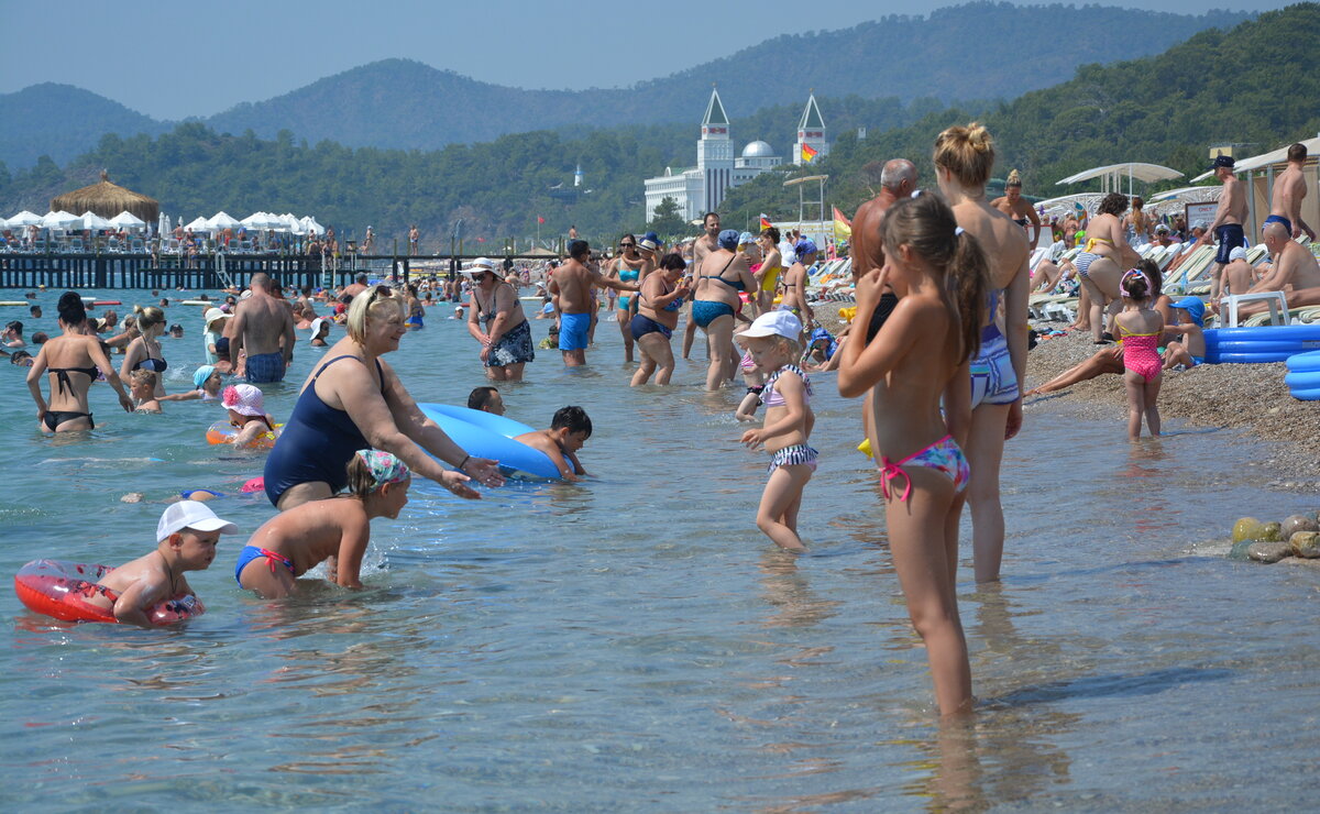 Туристы из россии в турции. Пляжи Турция сейчас. Пляжи фото отдыхающих. Отдыхающие на пляже Россия. Турпоток в Турцию.