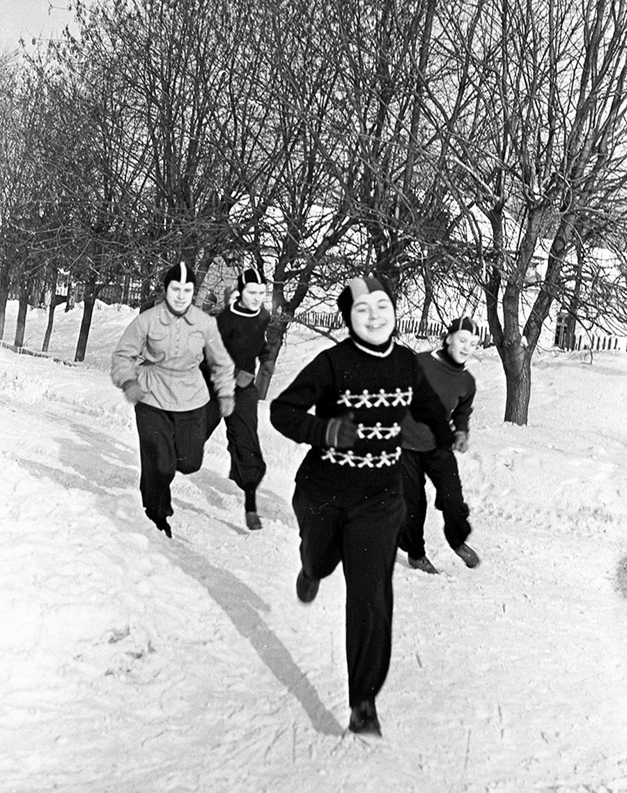 Зима сквозь призму легенд советской фотографии 1950е, Москве, лыжах, Снежные, Ленинских, Воробьевых, горках, Морозное, 1950е6, Каток, Парке, Горького, Тренировка, Воскресенье, Снежный, катание, санях, год10, колхозе, 1960е